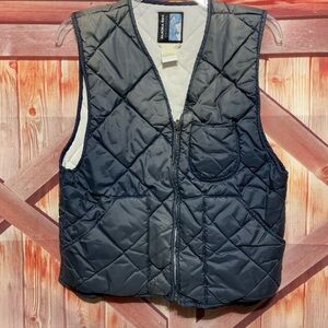 Alaska Bay Outfitters quilted lined Vest, pockets full zip. Smal…